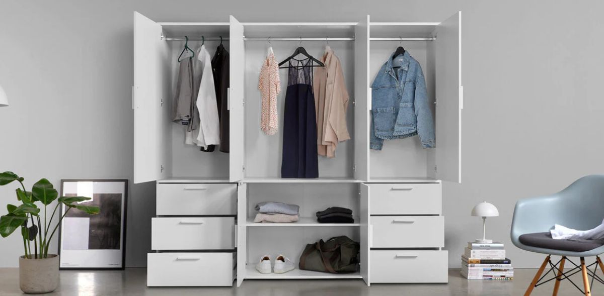 Kleiderschrank geöffnet von mokebo