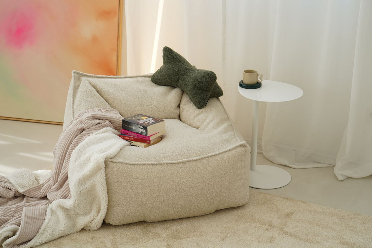Bouclé Sitzsack in Ivory mit Leseknochen in Forest Green