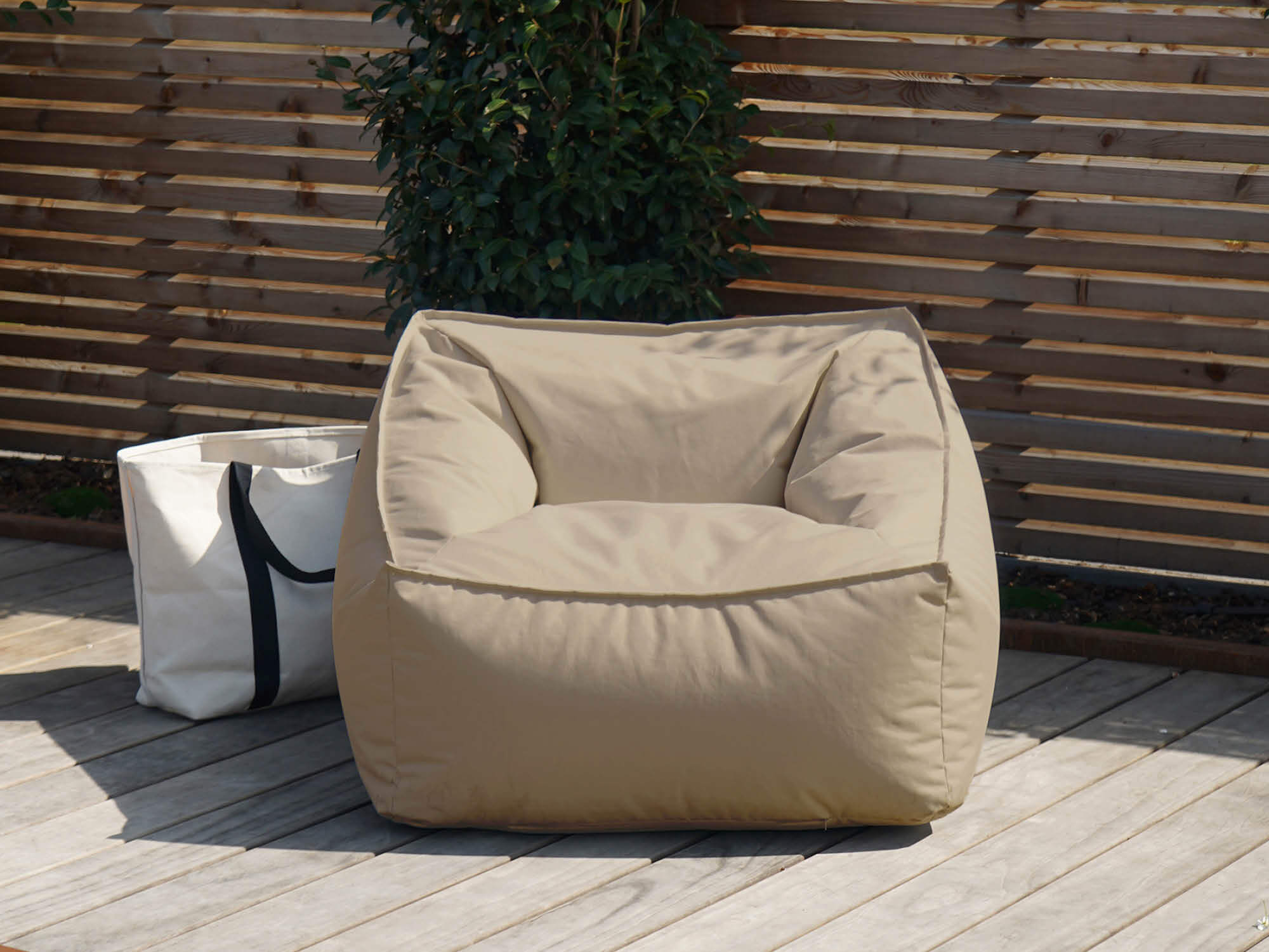 Outdoor Sitzsack 'Der Sunnyboy' in khaki auf Holzterrasse