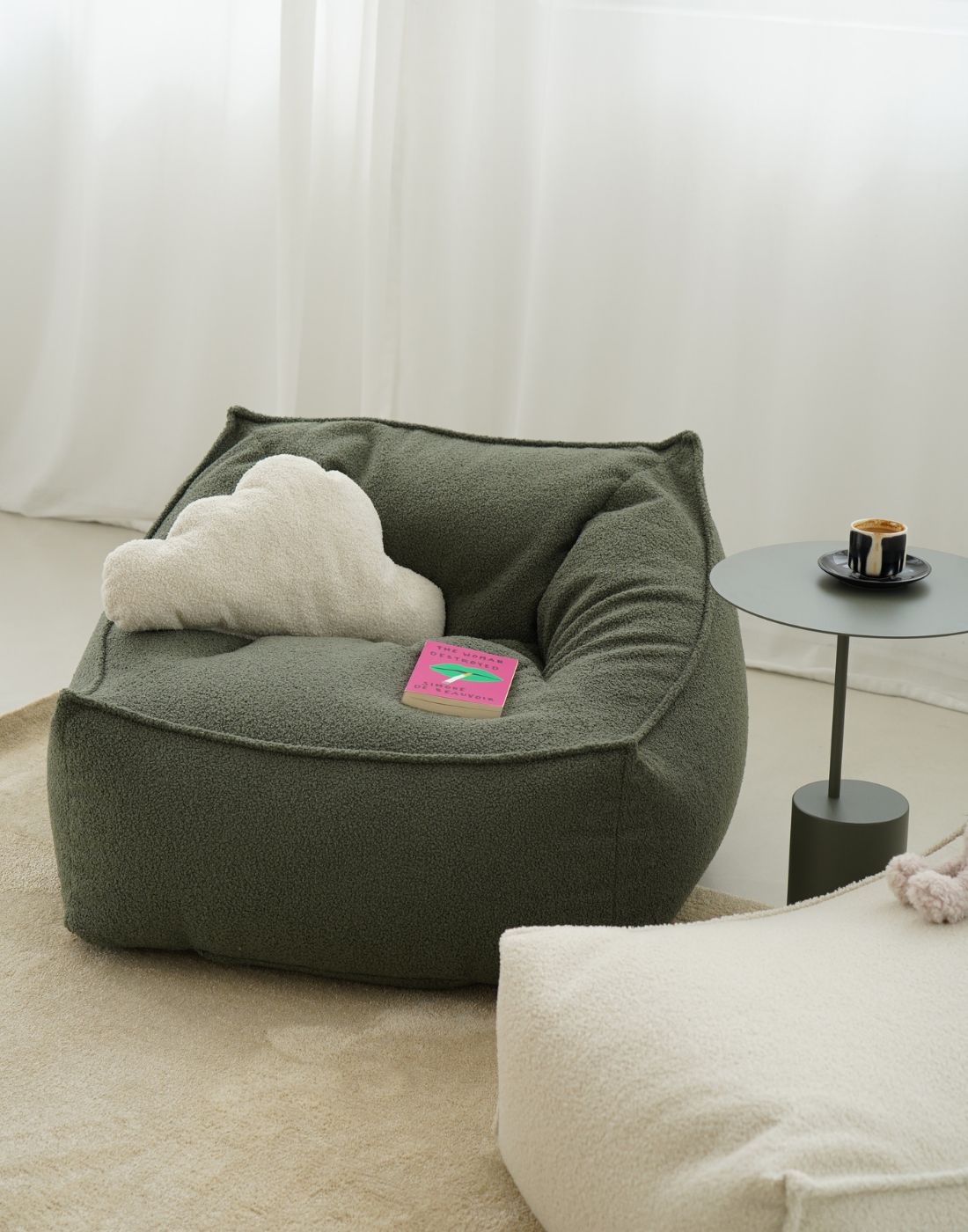 Sitzsack Bouclé 'Snug' in Forest Green und Wolkenkissen in Ivory
