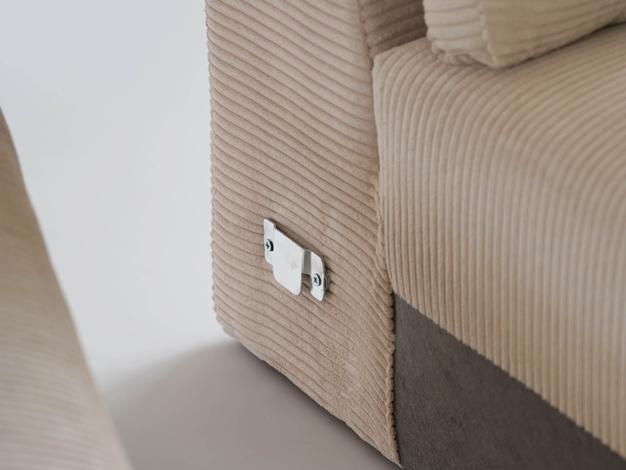 untere Ecke Cordsofa beige, Vorrichtung zum Einhaken