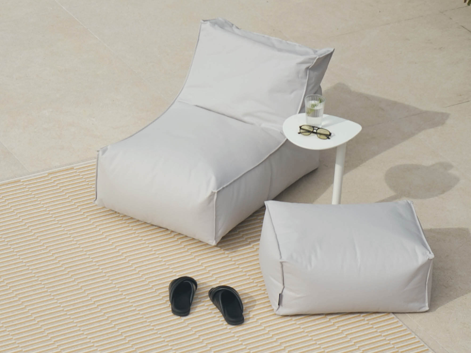 Sitzsack und passender Teppich für den Außenbereich