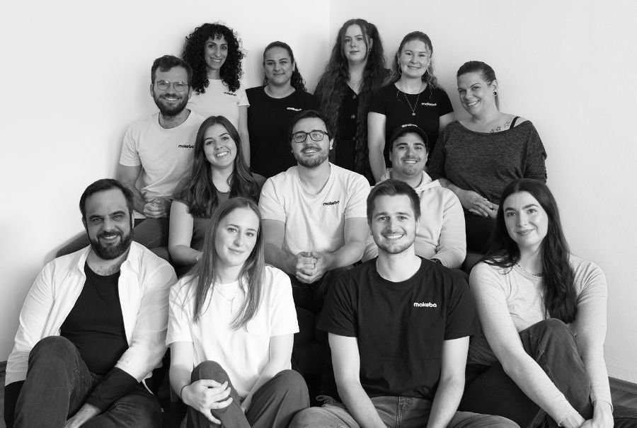 Team Foto schwarz weiß dreizehn Teammitglieder