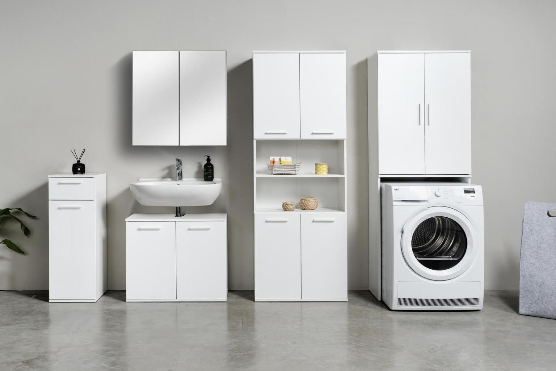 Badezimmerschränke in weiß nebeneinander in einem Bad. Badschränke, Waschbeckenschrank, Spiegelschrank und Waschmaschinenschrank.