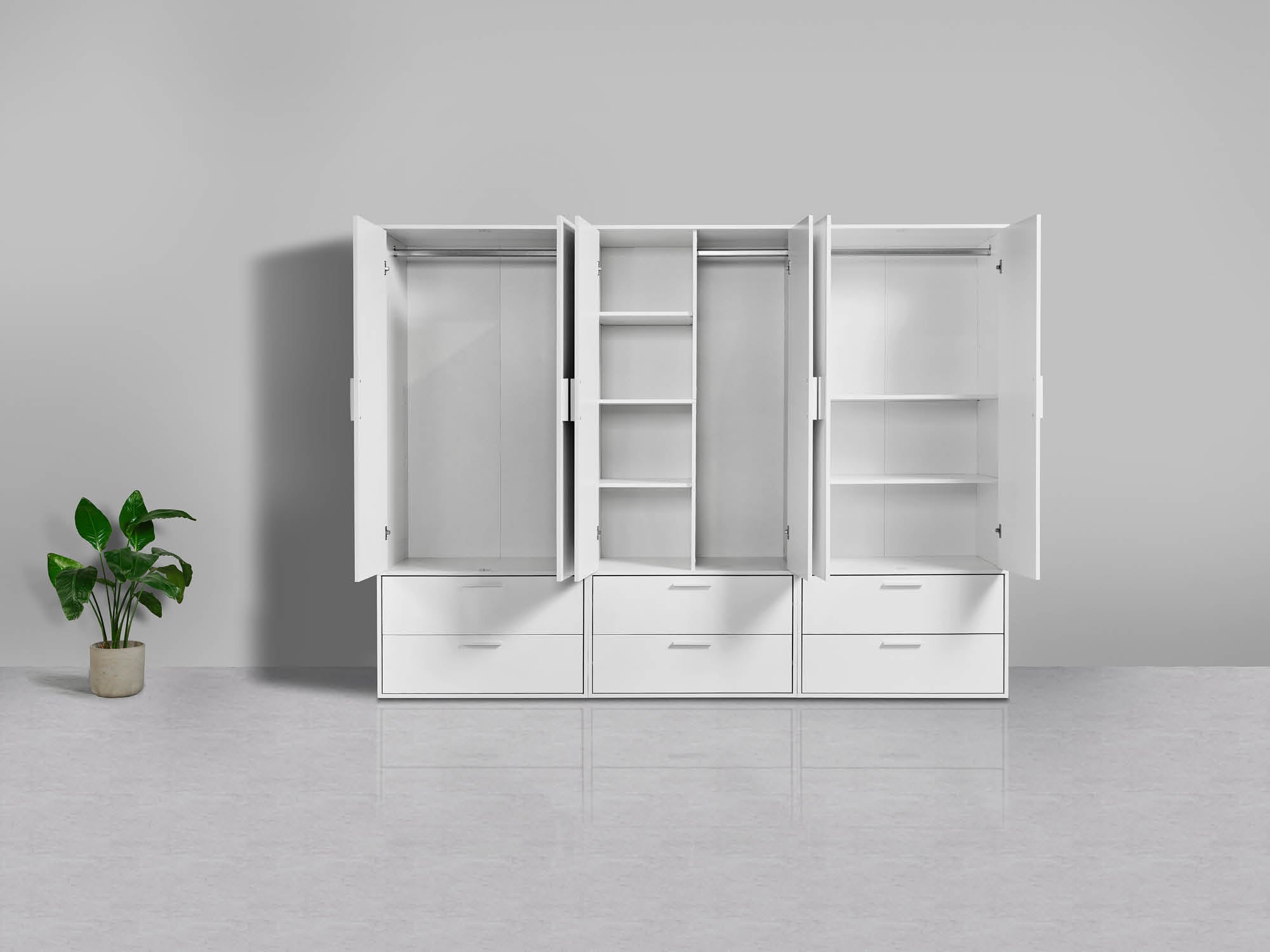 Drei weiße Kleiderschränke geöffnet nebeneinander. Schräke sind leer . Links Kleiderschrank mit Kleiderstange, mittig Kleiderschrank mit Kleiderstange und vier Fächer und rechts Kleiderschrank mit Kleiderstange und zwei Fächern.