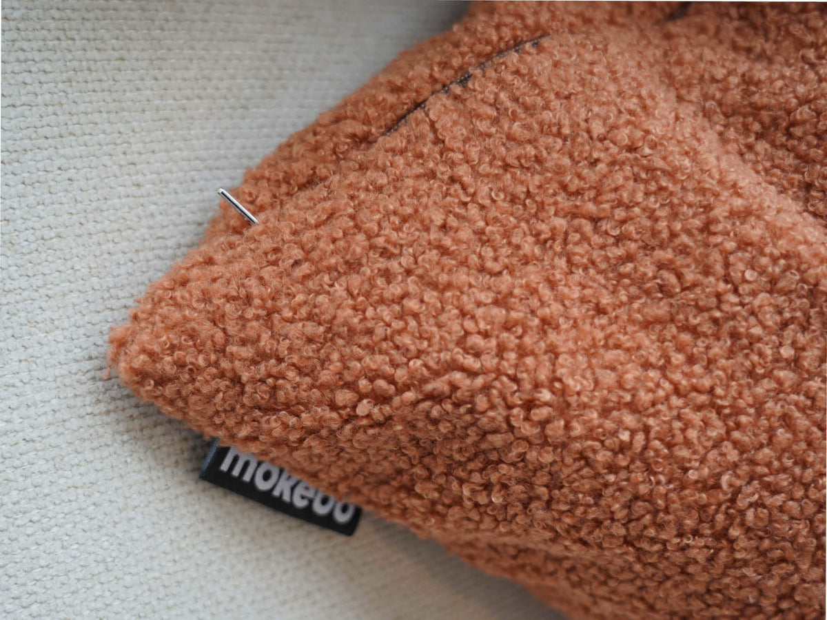 Kissen aus Bouclé in Terracotta, Ecke und mokebo Batch im Fokus