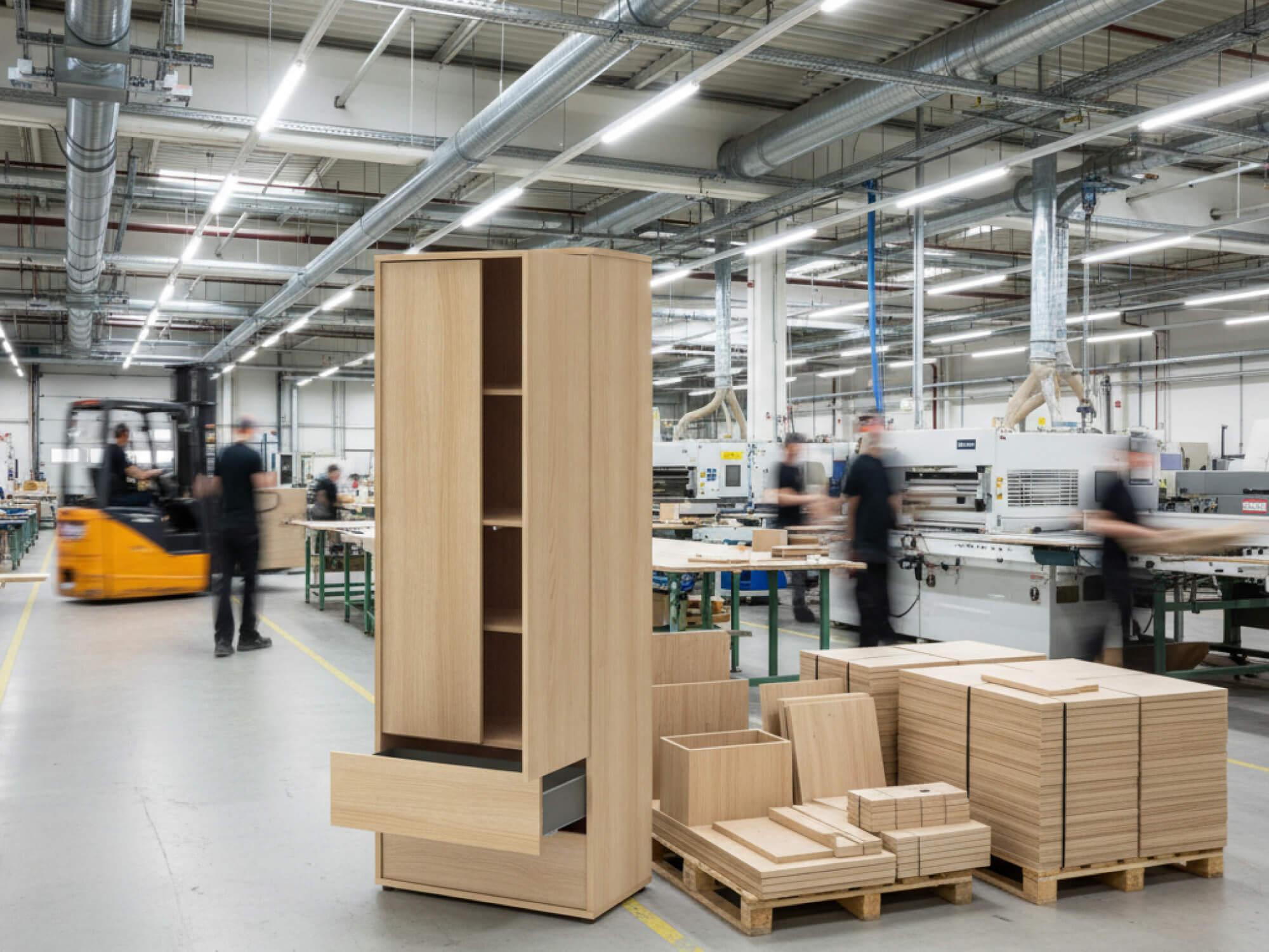 Hochschrank in heller Eiche gefertigt in Deutschland