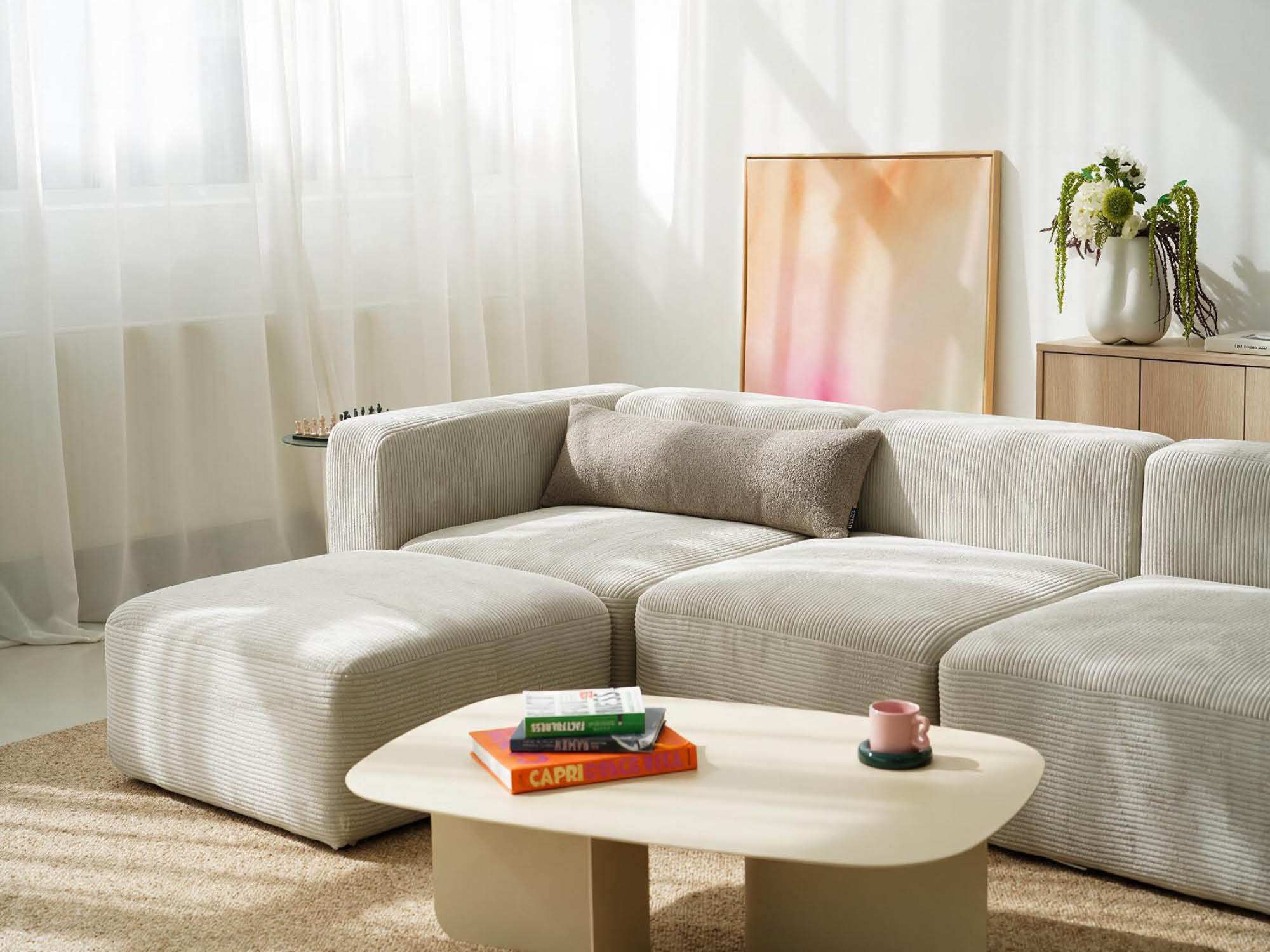 Lendenkissen taupe auf Cordsofa Bouclé Stoff