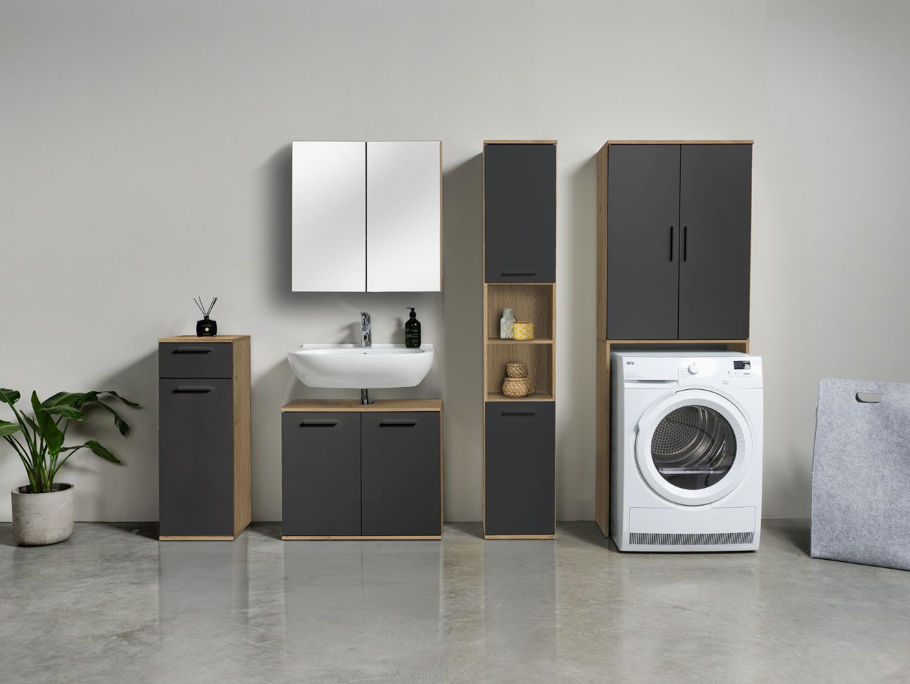 Badschränke in eiche und anthrazit nebeneinander an einer Wand, kleiner Badschrank, Waschbecken Unterschrank, Spiegelschrank, Badhochschrank und Waschmaschinenschrank