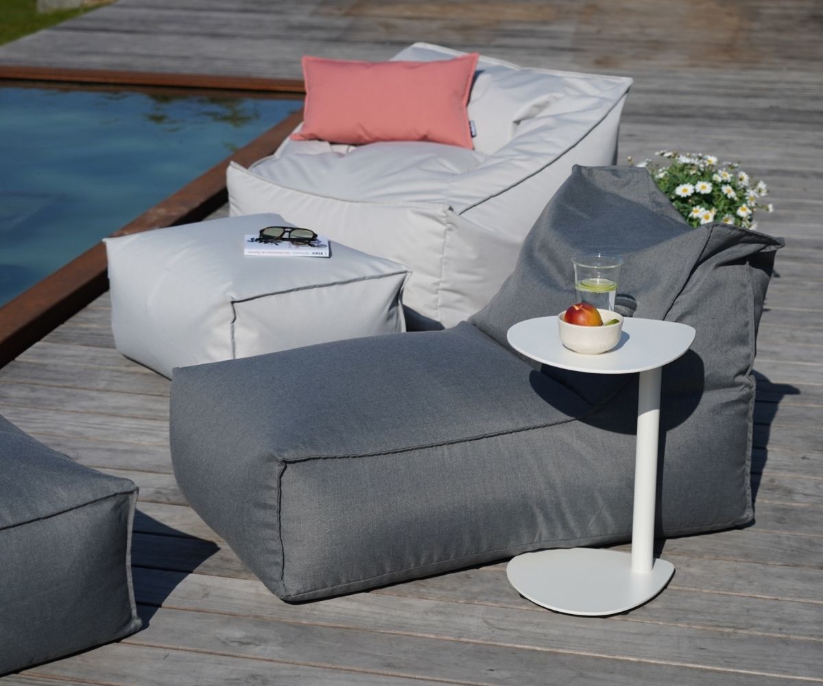 Outdoor Sitzsäcke 'Der Sundowner' + 'Der Sunnyboy' mit Poufs auf Holzterrasse