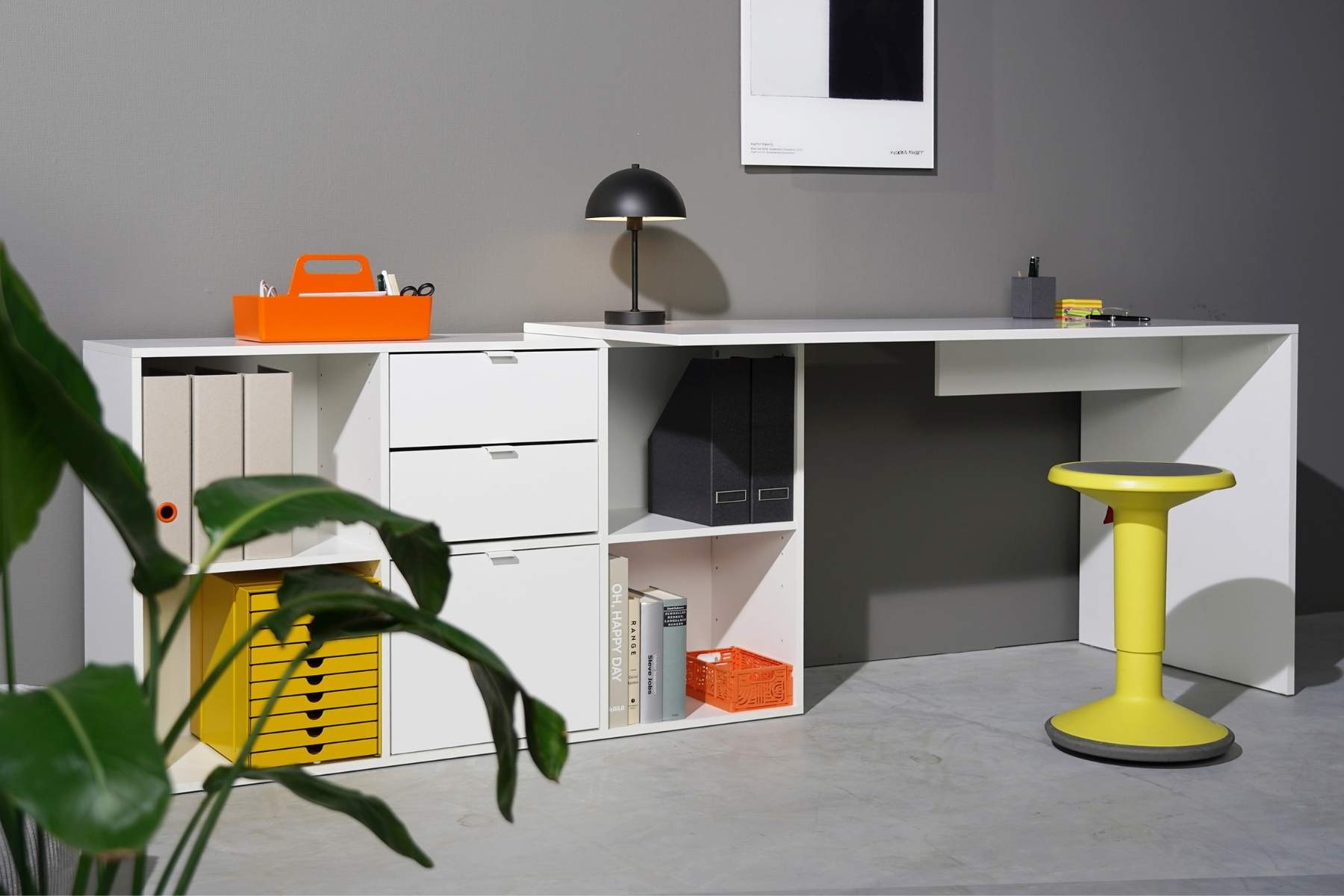 Schreibtisch mit Aktenregal in weiß nebeneinander an einer Wand