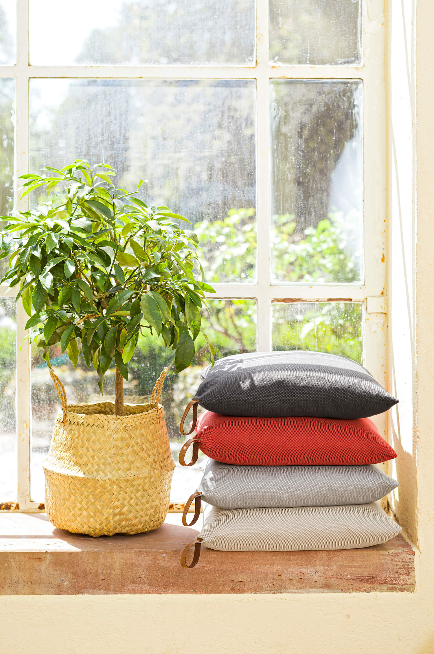 Outdoor Kissenbezug ‘Das Sonnenplätzchen’ mit Lederschlaufe 50x50