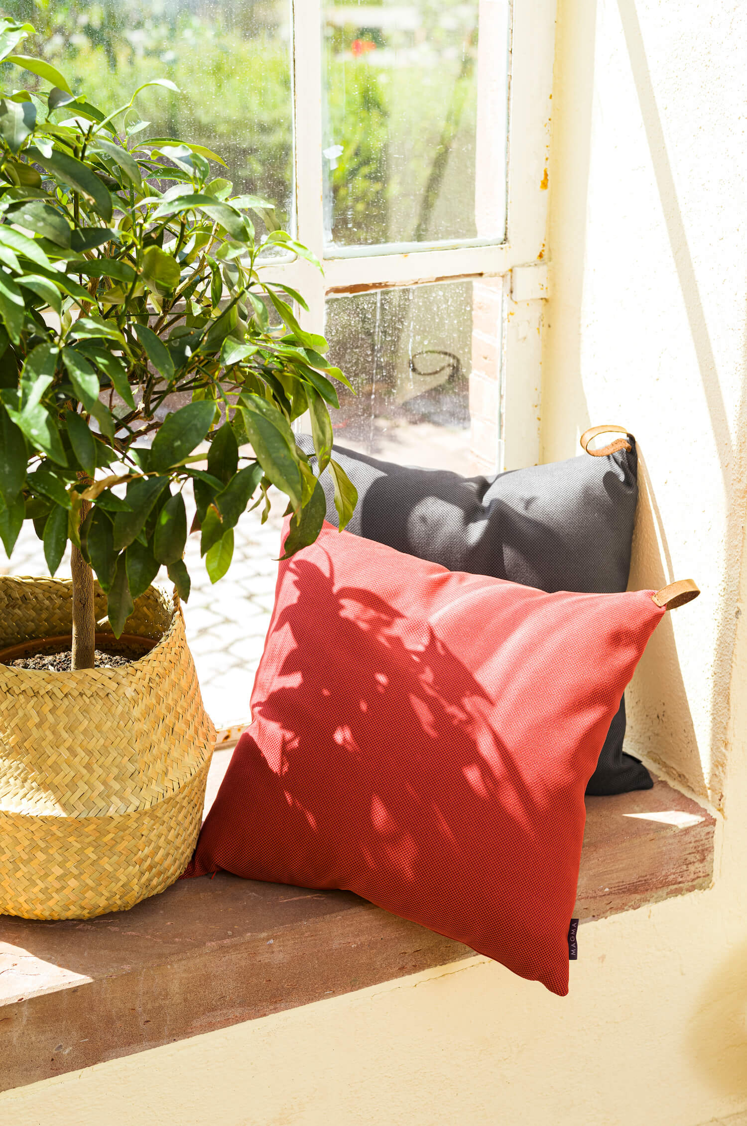 Outdoor Kissenbezug ‘Das Sonnenplätzchen’ mit Lederschlaufe 50x50