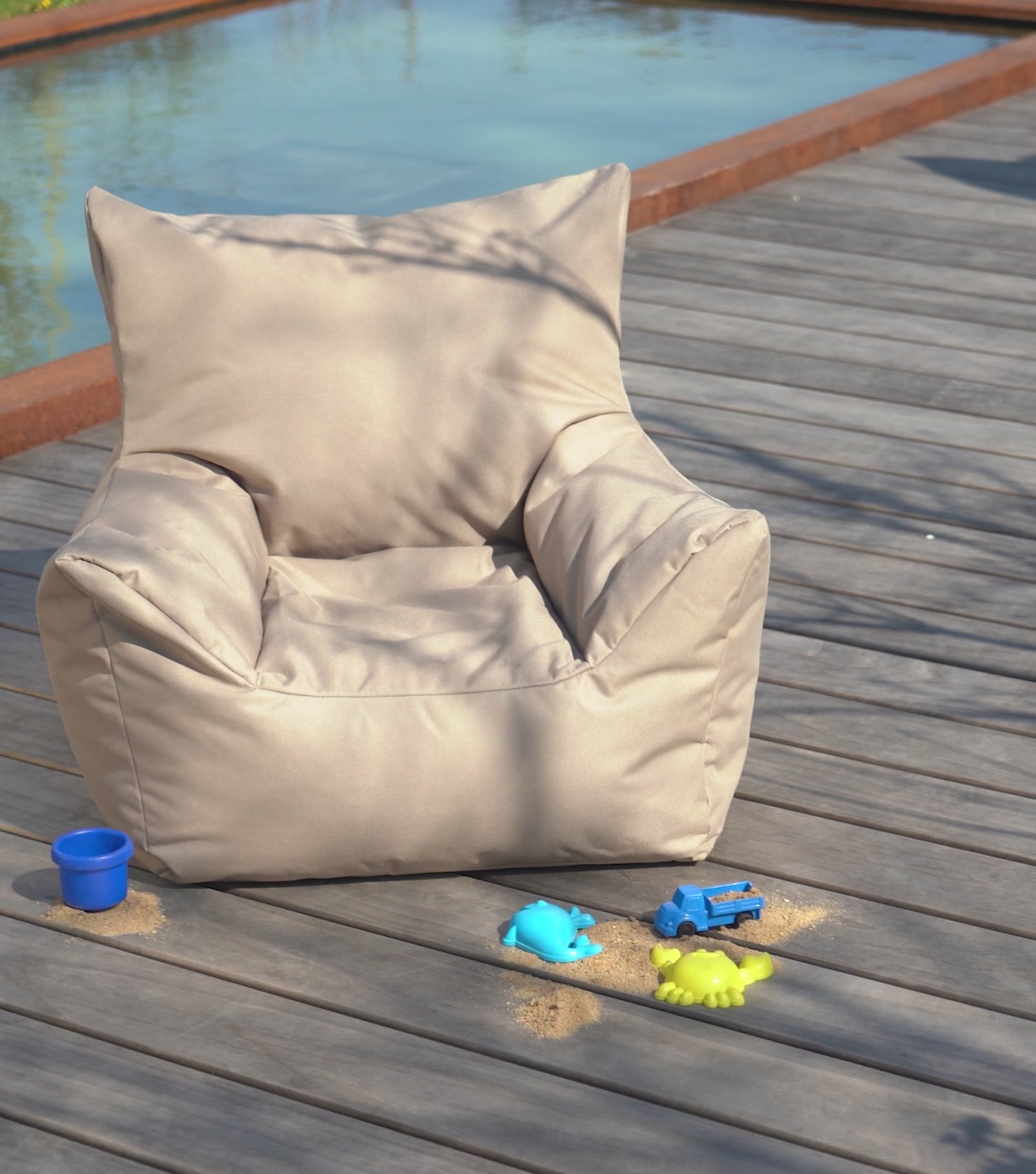 Produktvideo Kinder Sitzsack Outdoor 'Der Gartenzwerg' in khaki und eukalyptus. Sand und Wasser perlt vom Sitzsack ab. Kinder Sitzsack im Garten.