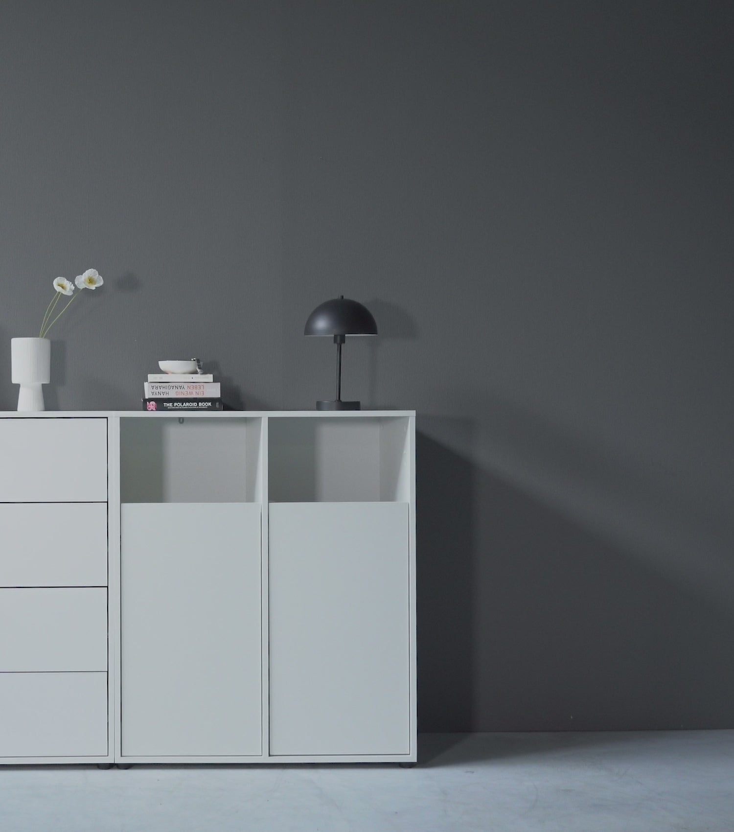 Produktvideo Wäscheschrank Wäschesammler in weiß mit zwei Türen. Wäsche wird hineingeworfen, Wäschekorb wird heraus genommen, Wäschekorb mit einer Tür wird eingeblendet.