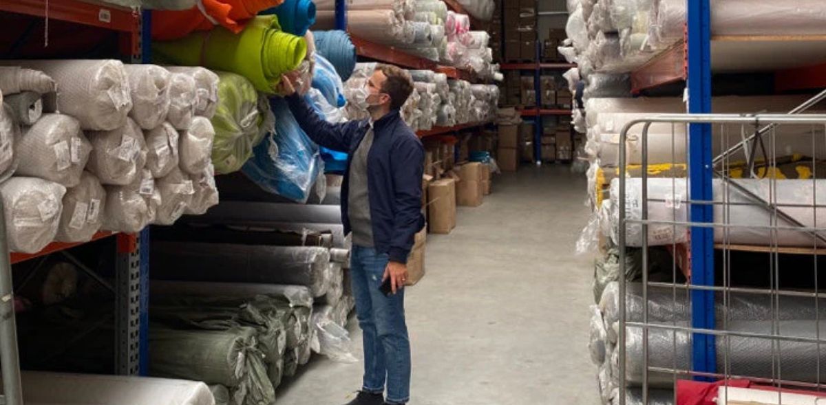 Stoffbahnen in Lagerhalle