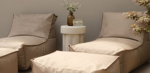 Lounge Sitzecke für den Garten mit Outdoor Sitzsäcken und Poufs gestalten