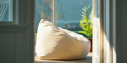 Entspannt auf Terrasse & Balkon verweilen: Gestaltungsideen mit Outdoor-Sitzsäcken und Poufs