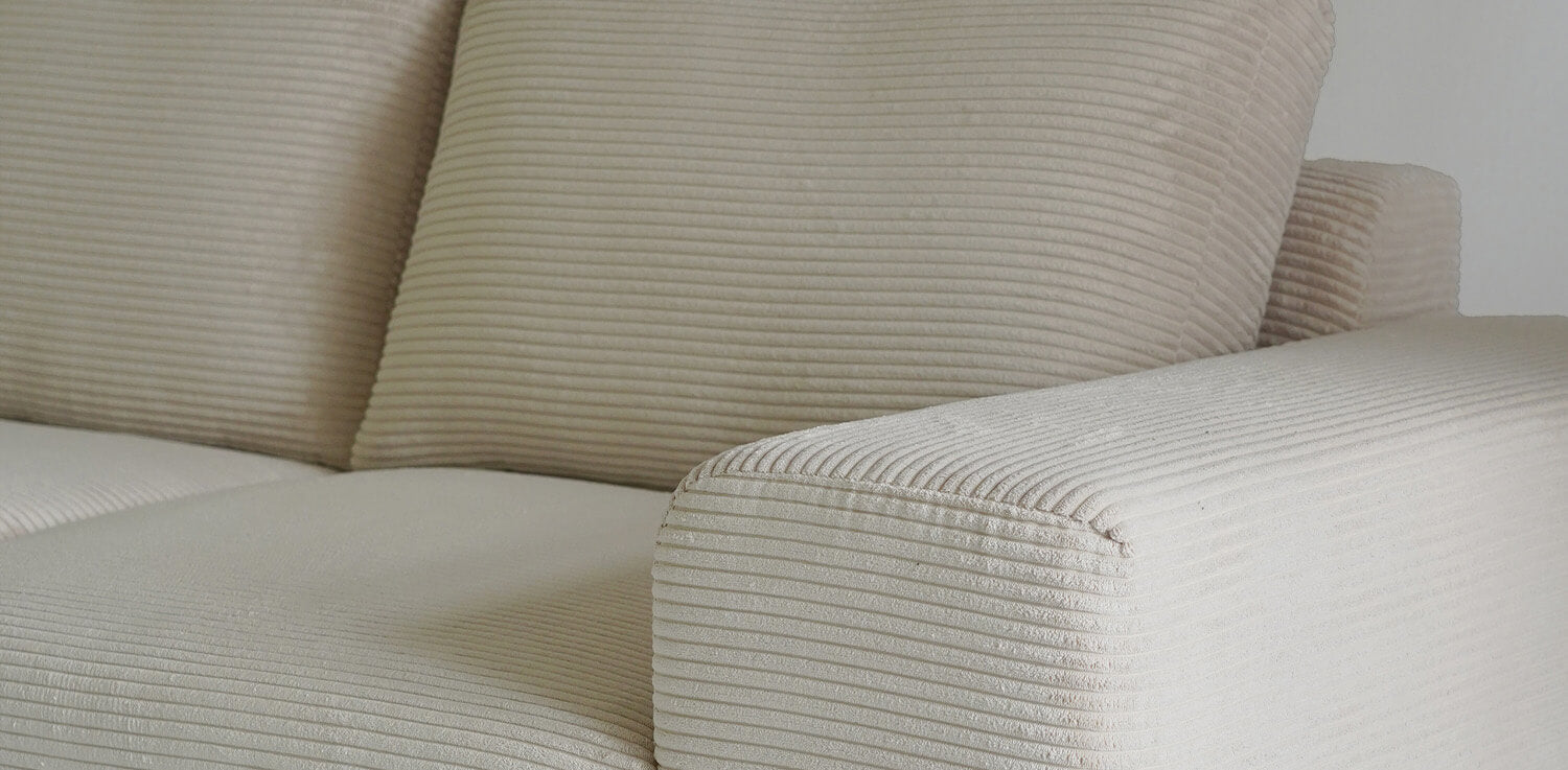 So reinigst und pflegst du dein Cordsofa richtig