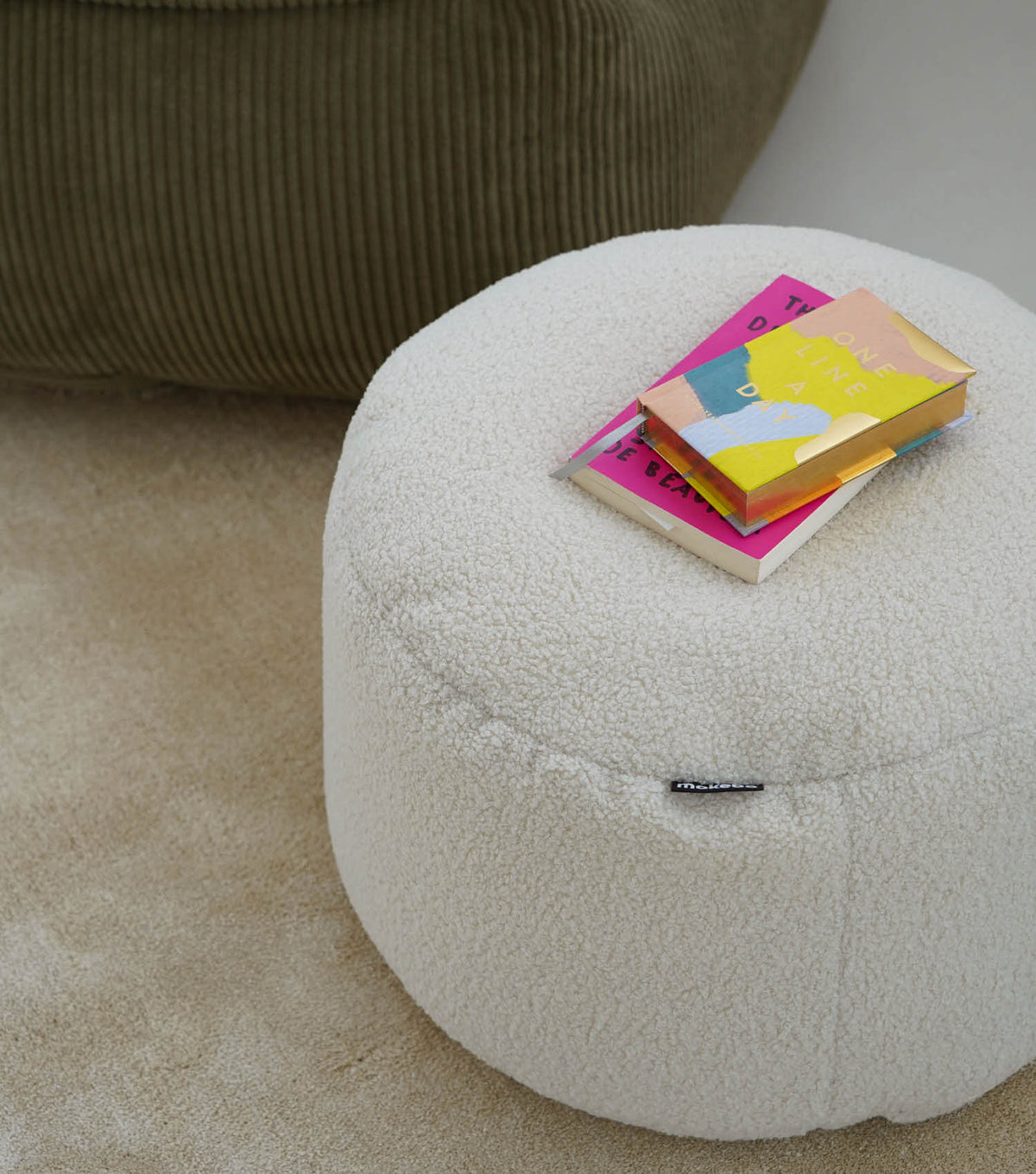 mokebo® 'Mochi' Bouclé poef hocker voetenbankje bijzettafel