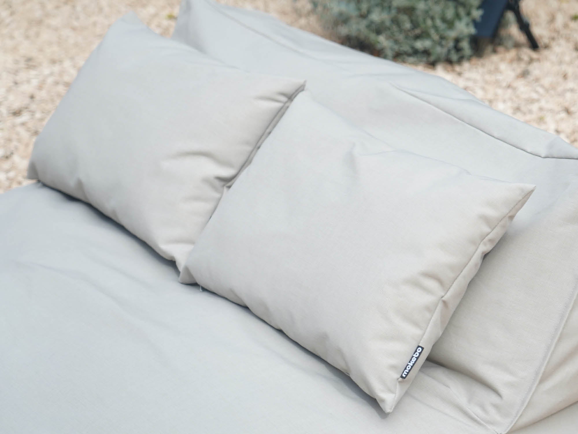 Längliches Outdoorkissen von mokebo in drei Farben