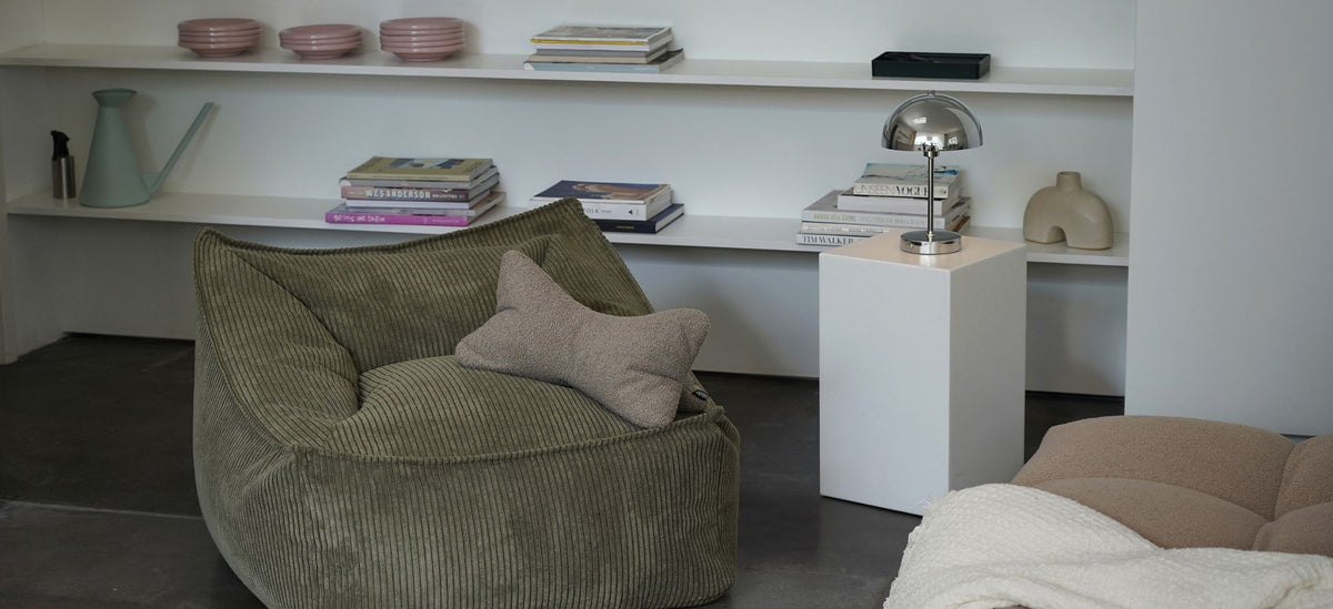 Olivfarbener Sitzsack mit Armlehne aus Cord