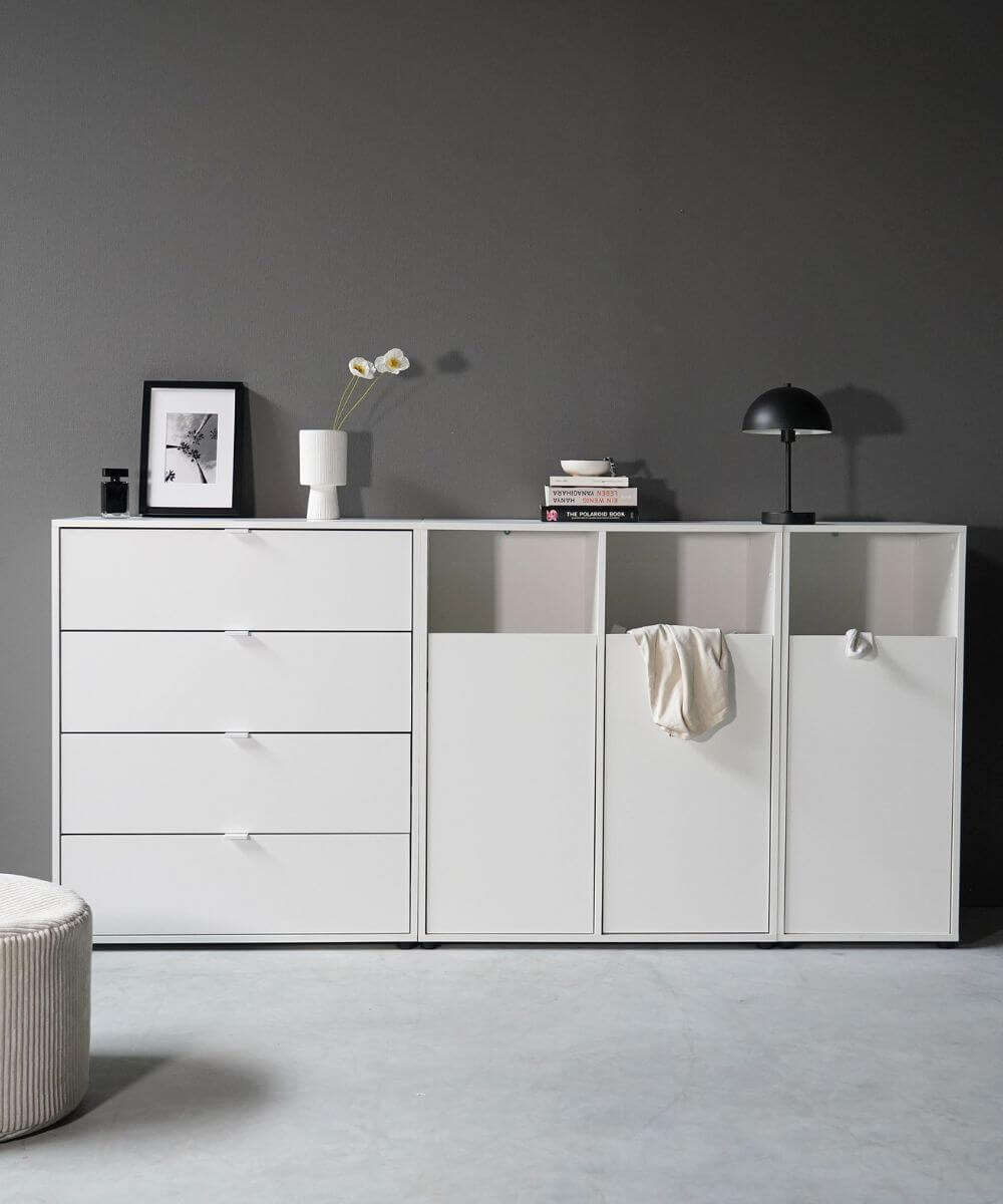 Weißer Wäscheschrank und passende Kommode von mokebo