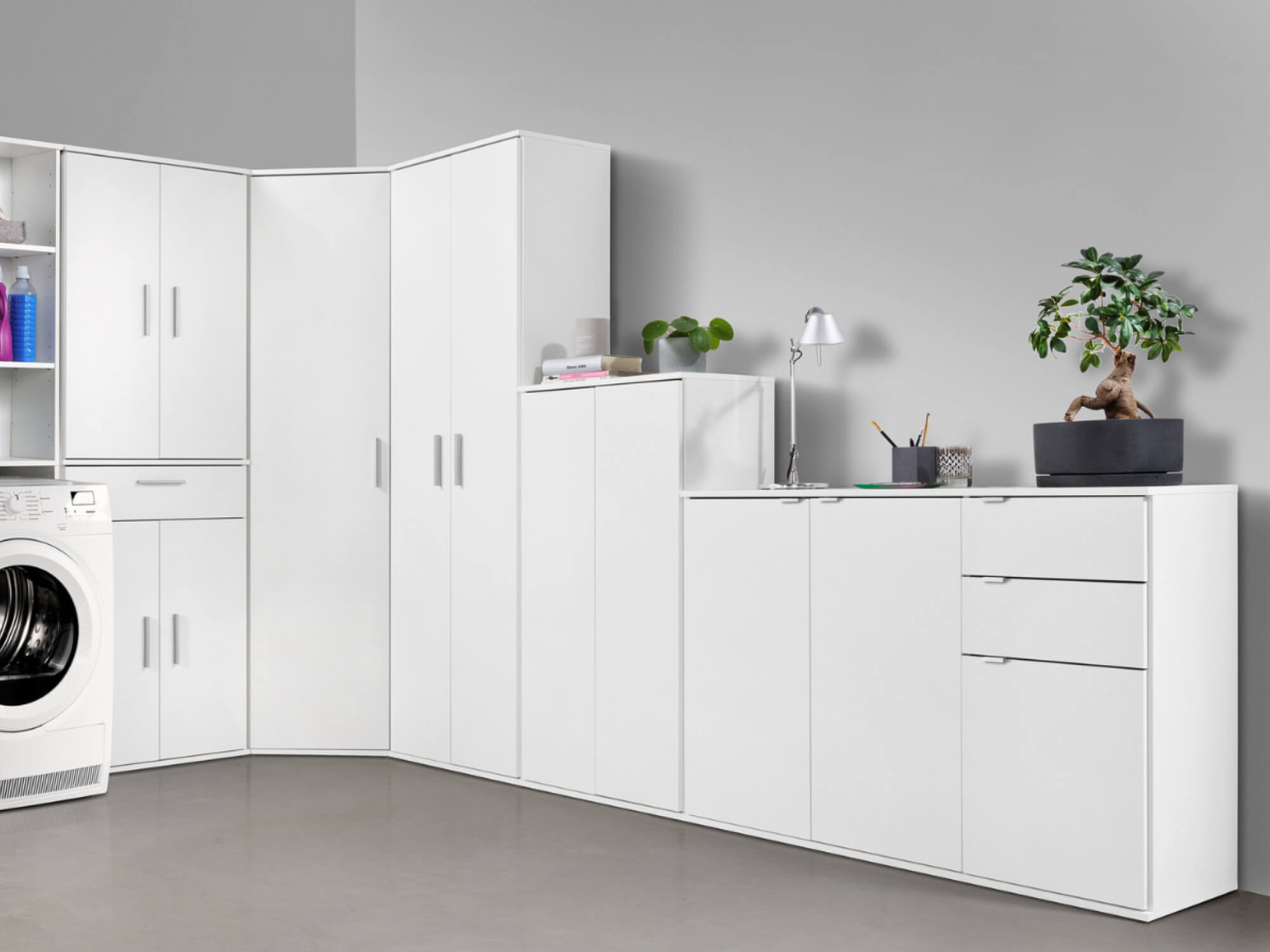 Schrankwand in Weiß bestehend aus verschiedenen Mehrzweckschränken