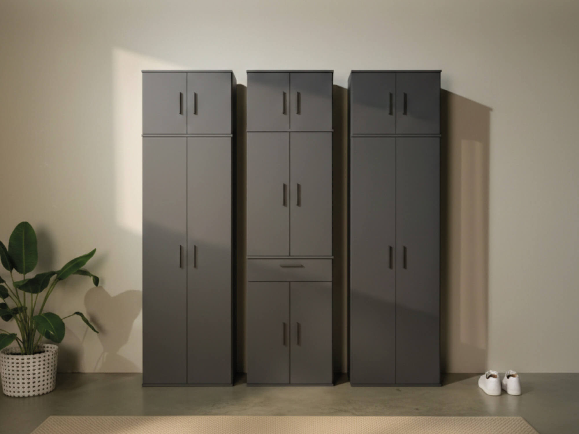 Deckenhohe Mehrzweckschränke in drei Ausführungen in Anthrazit