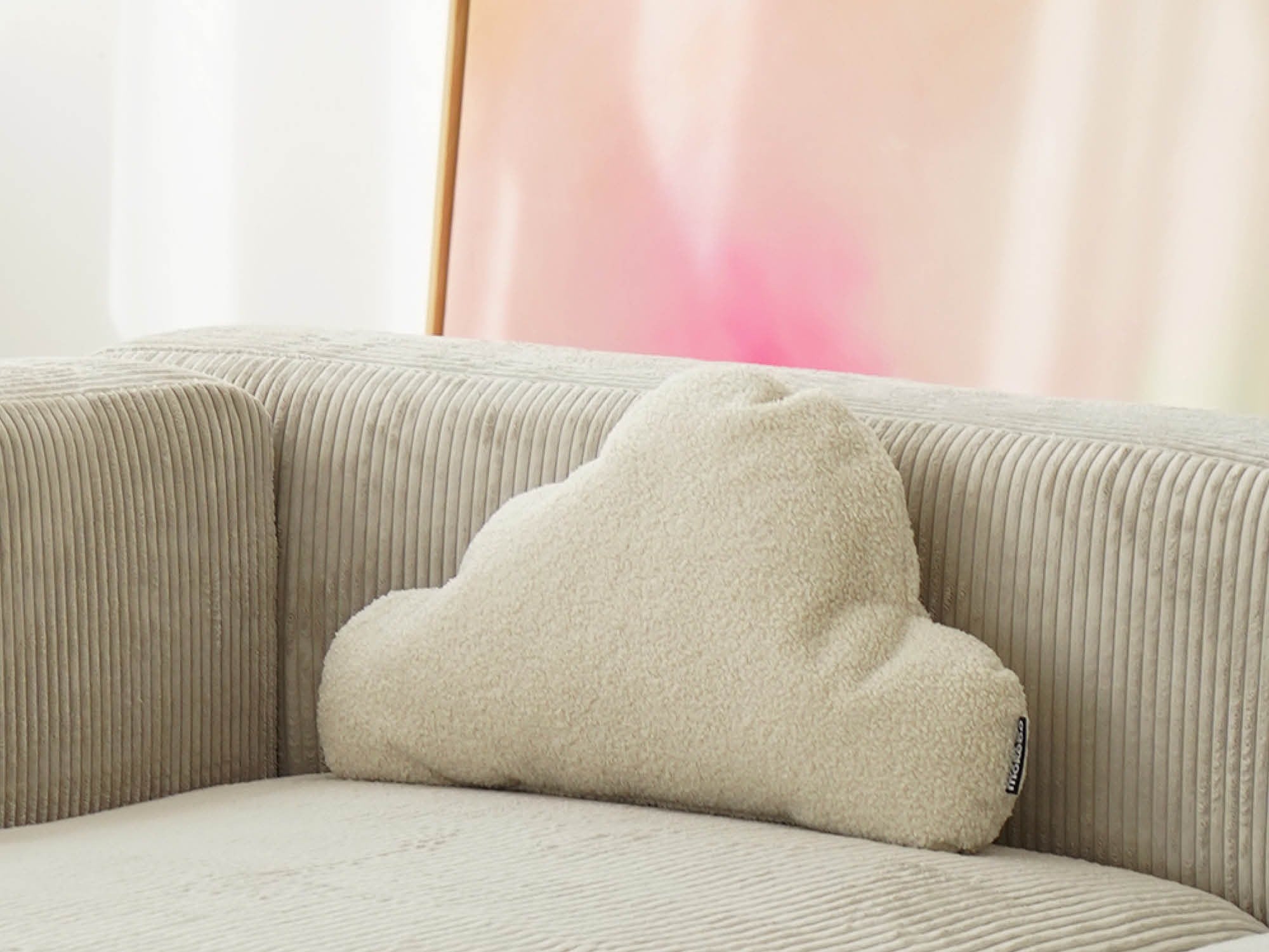 Dekokissen in Bouclé Stoff 'Cloud' auf einem Sofa