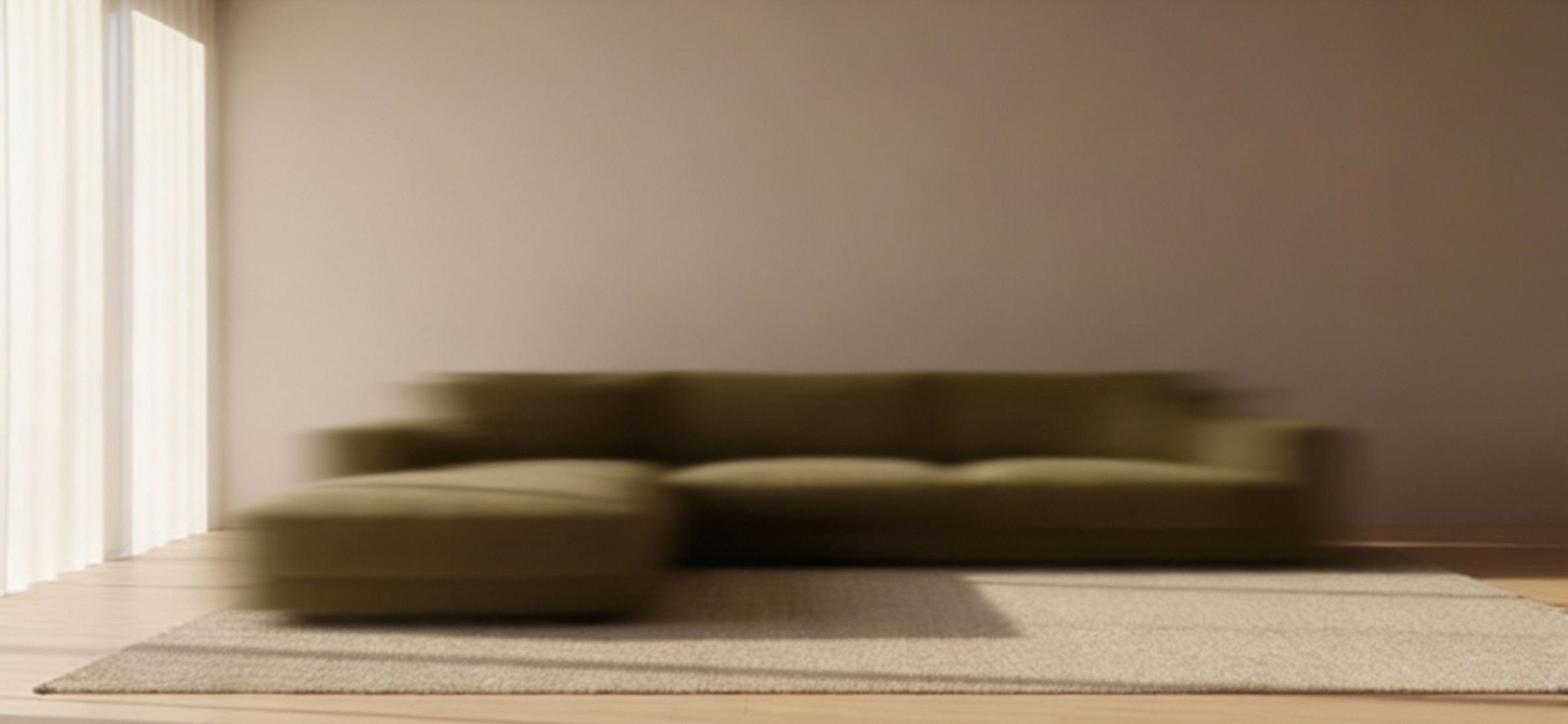 Cord Sofa in einem lichtdurchfluteten Raum