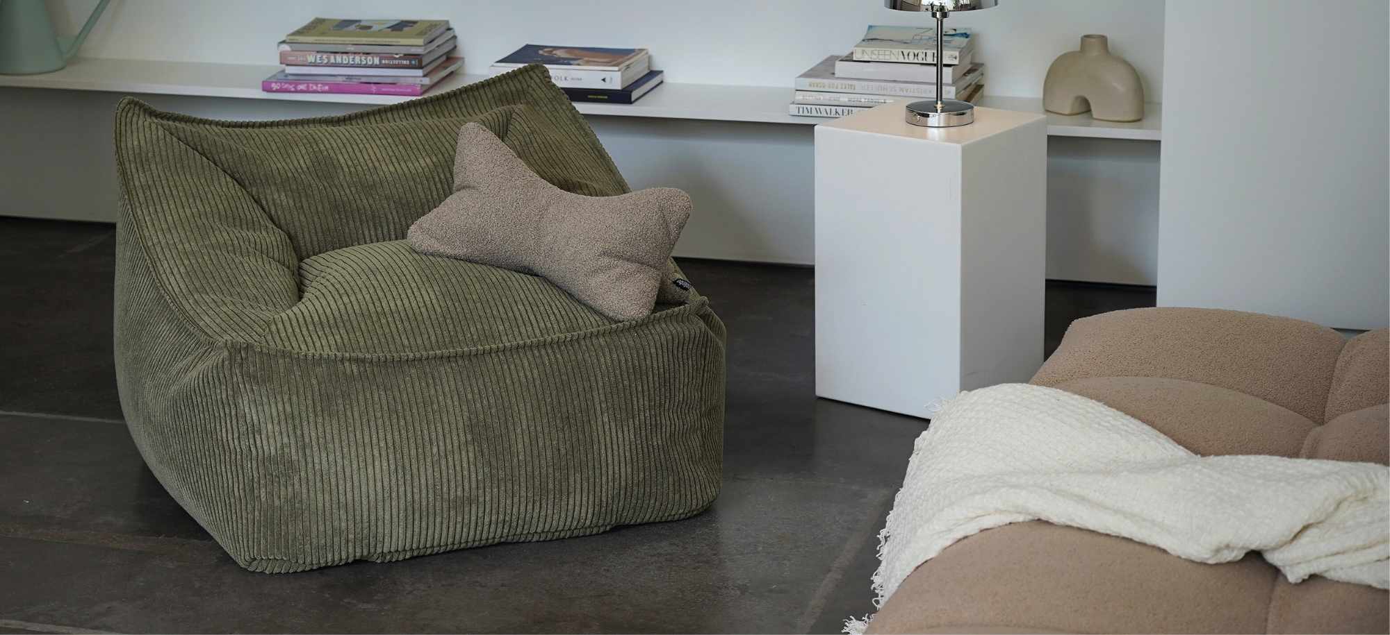 Lesesessel aus Cord in Olivegrün von mokebo
