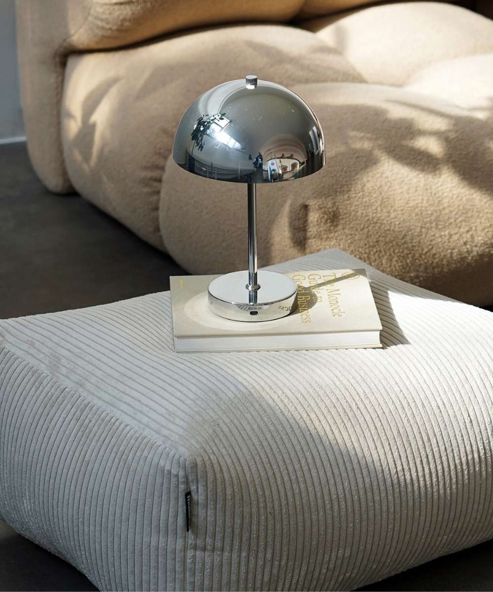 Chromlampe kabellos und Pouf bei mokebo shoppen