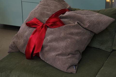 XXL Cord Kissen mit Schleife als Geschenk