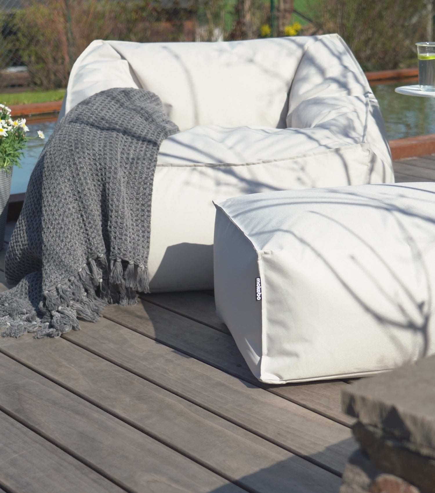 Produktvideo Outdoor Sitzsack 'Der Sunnyboy' in hellgrau von mokebo im Garten