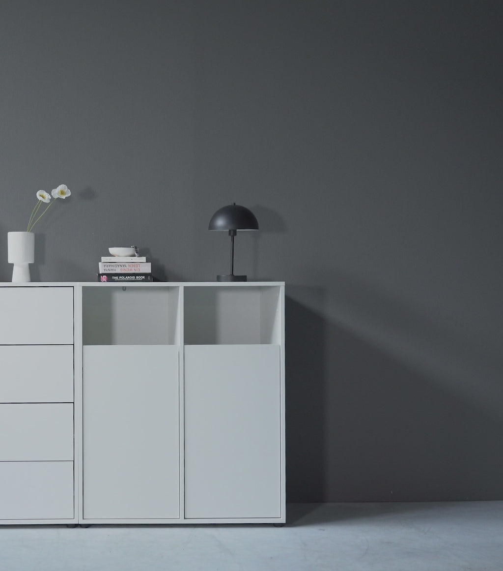 Produktvideo Wäscheschrank Wäschesammler in weiß mit zwei Türen. Wäsche wird hineingeworfen, Wäschekorb wird heraus genommen, Wäschekorb mit einer Tür wird eingeblendet. 