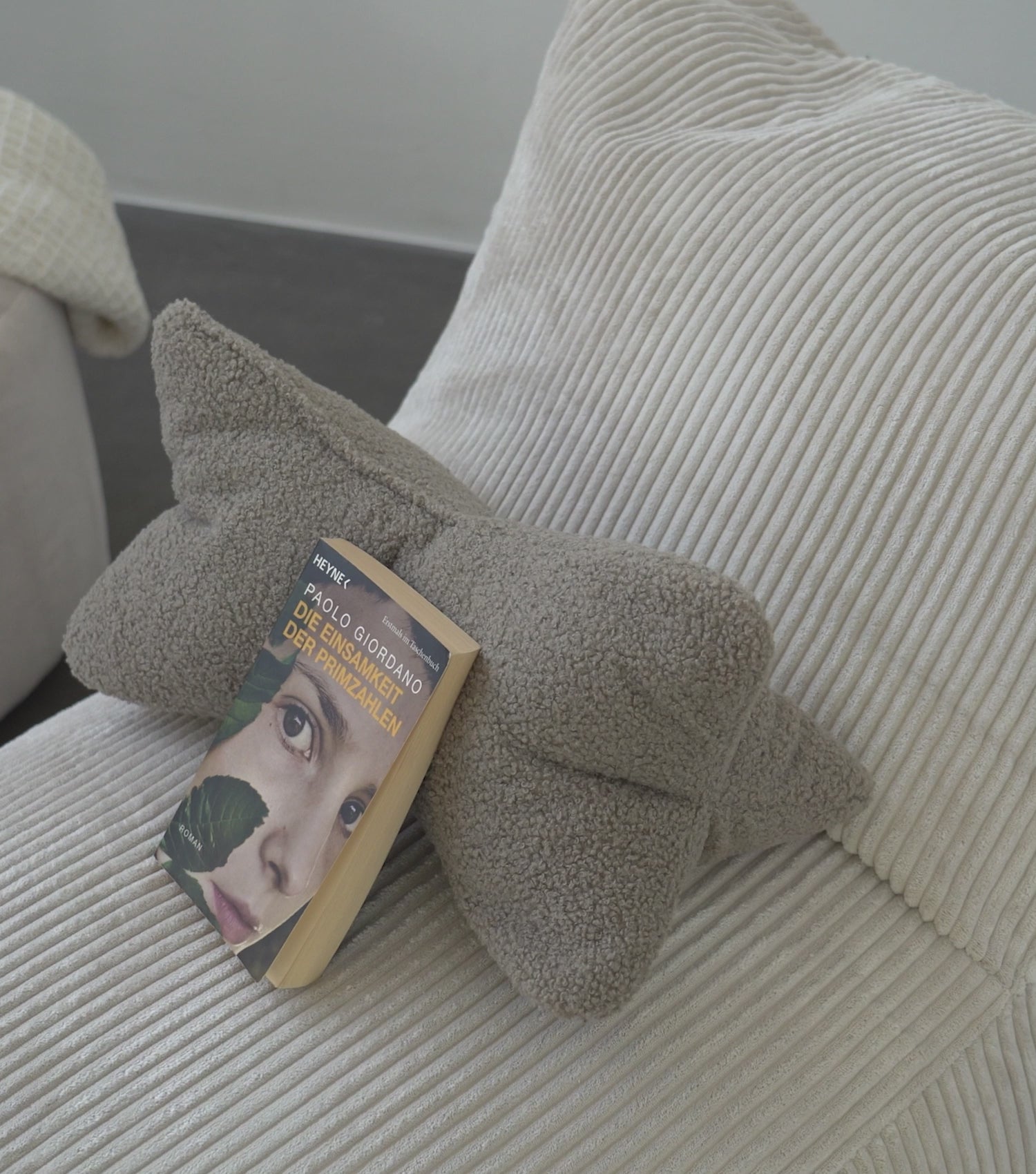 Video von Nackenrolle aus Bouclé in verschiedenen Farben